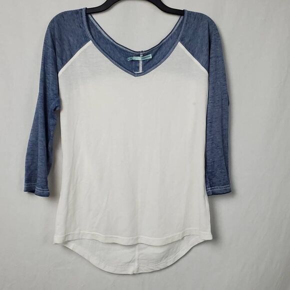 Maurices Medium V-Neck White/Blue Tee - Picture 3 of 7